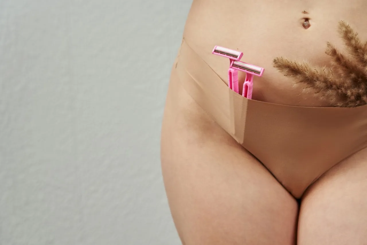 Zdjęcie Bikini głębokie co obejmuje: szczegóły depilacji i obszary usunięcia włosów