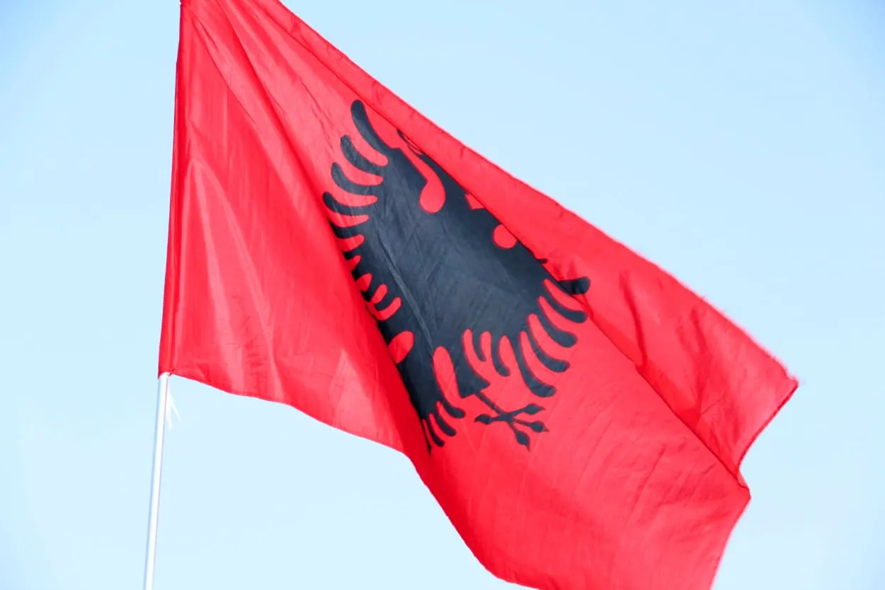 Zdjęcie Ile trwa lot z Katowic do Albanii? Odkryj czas podróży samolotem