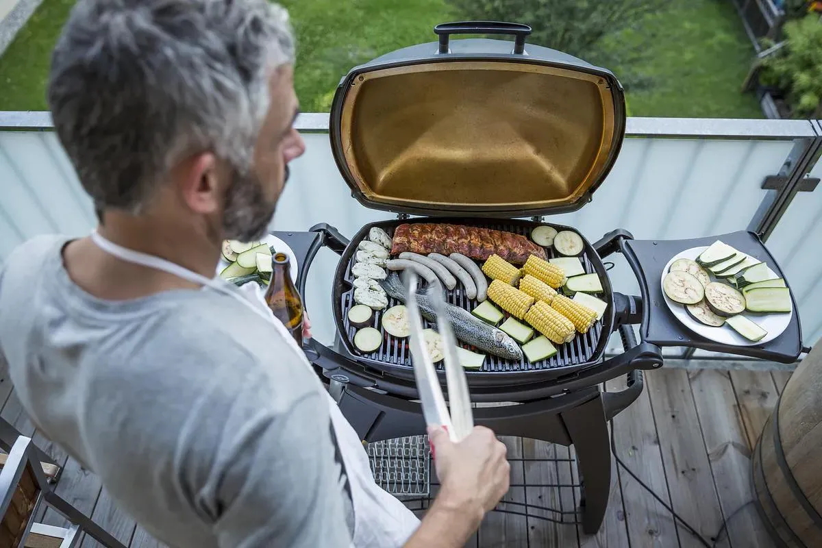 Zdjęcie Bezpieczne grillowanie: grill gazowy na balkonie w bloku i przepisy