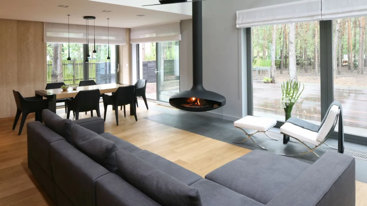 Zdjęcie Aranżacja dużych okien w salonie: Inspiracje i praktyczne porady