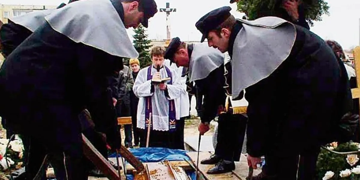 Zdjęcie Ile na mszę za zmarłego? Poznaj koszty i tradycje ofiarne