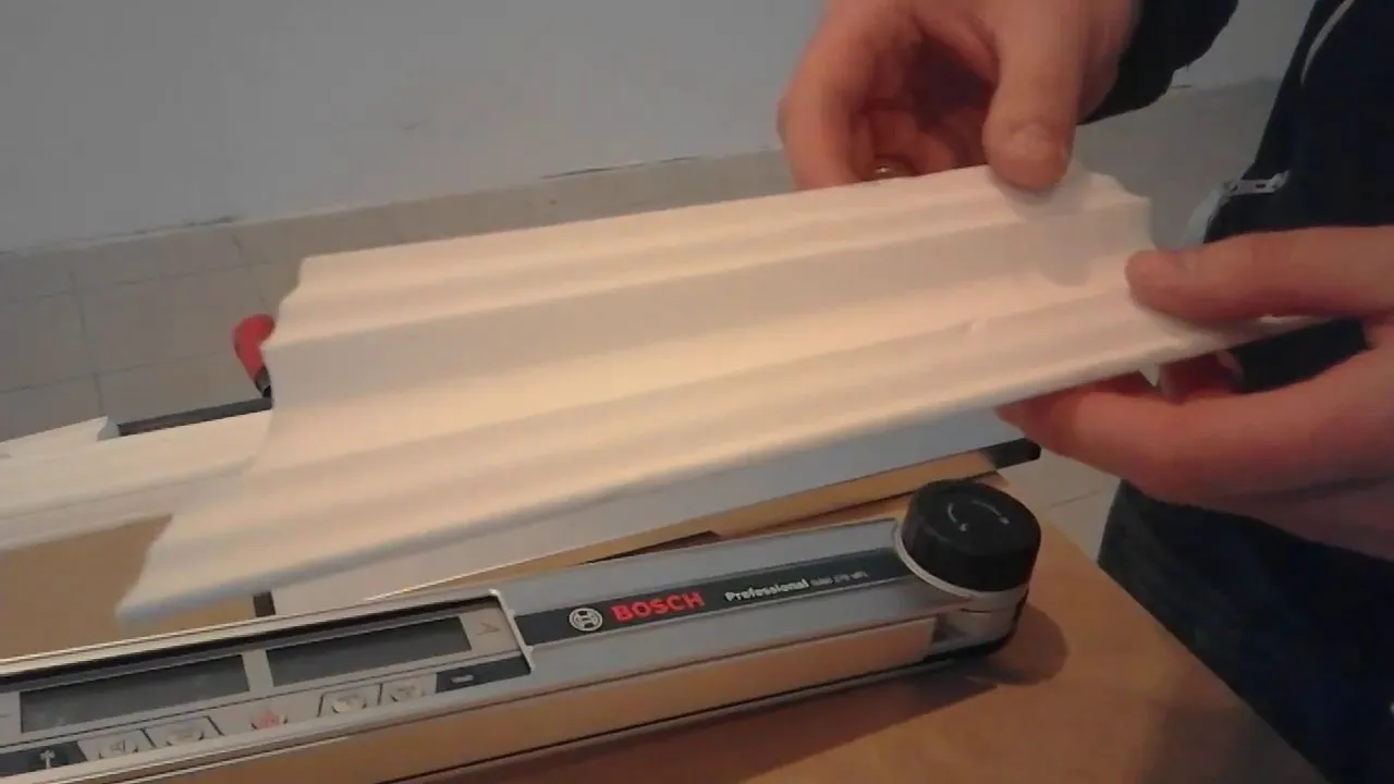 Zdjęcie Jak ciąć listwy styropianowe pod kątem: 7 kluczowych wskazówek