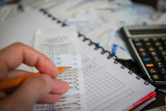 Zdjęcie Ile kosztuje 1 kWh dla firm? Sprawdź, jak uniknąć wysokich rachunków