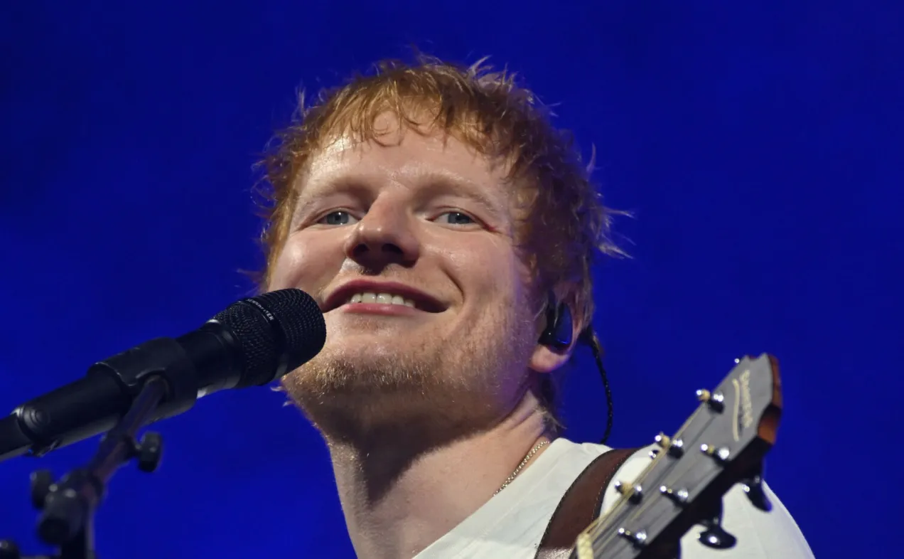 Zdjęcie Ed Sheeran - jaki to rodzaj muzyki i jak wpływa na słuchaczy?