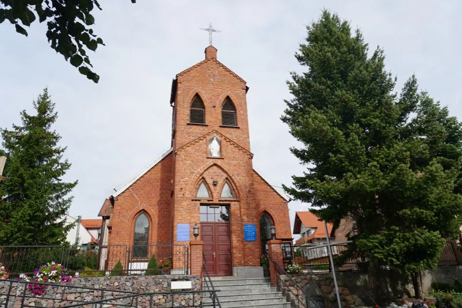 Zdjęcie Kościół w Mikołajkach: Urocza świątynia nad jeziorem