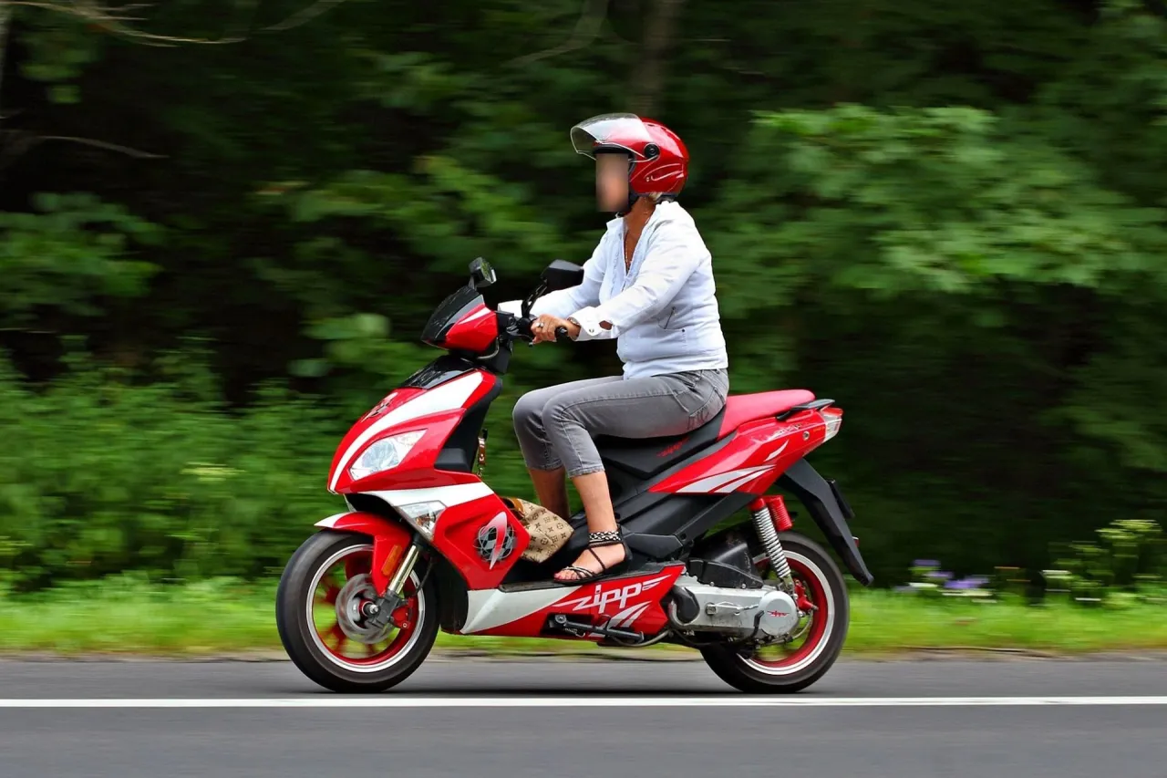 Zdjęcie Czy motorowerem można jeździć po ścieżce rowerowej? Sprawdź przepisy!