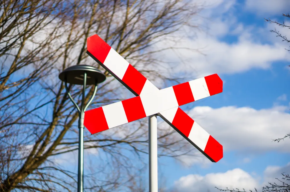 Zdjęcie Znak przejazdu kolejowego bez zapór: zasady i bezpieczeństwo