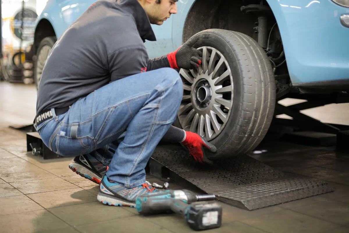 Zdjęcie Jak działa wulkanizacja? Zrozum mechanizmy poprawy gumy