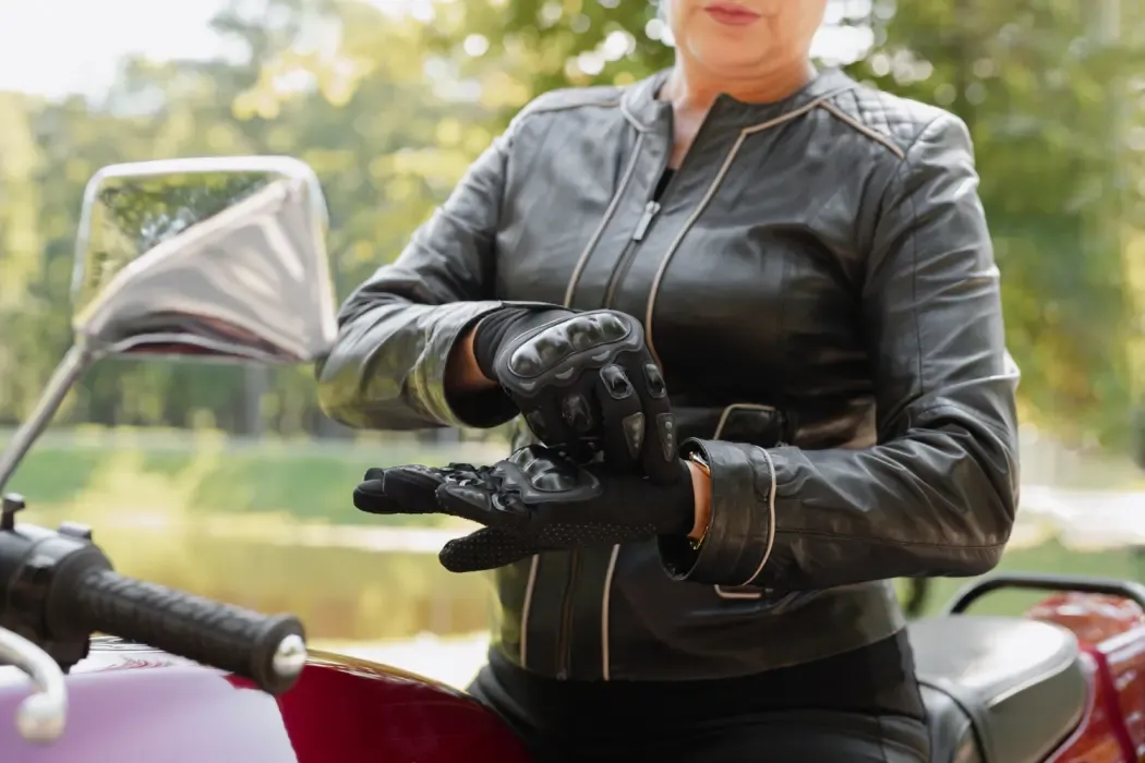 Zdjęcie Jak rozciągnąć rękawice motocyklowe, aby uniknąć dyskomfortu podczas jazdy