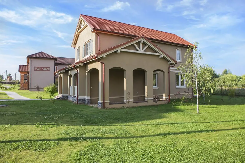 Zdjęcie Jaka elewacja do czerwonego dachu? Odkryj idealne kolory dla Twojego domu