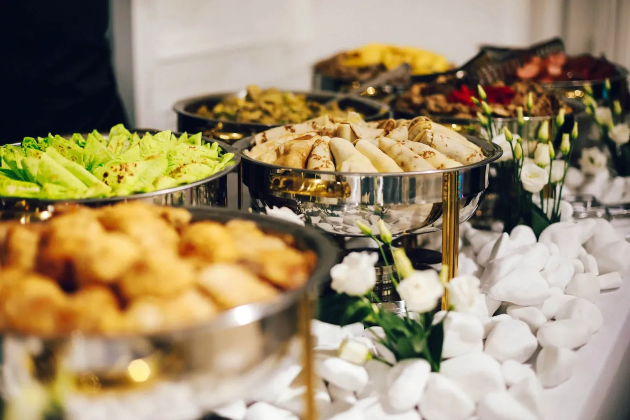 Zdjęcie Ile kosztuje catering na 20 osób? Sprawdź, co wpływa na ceny
