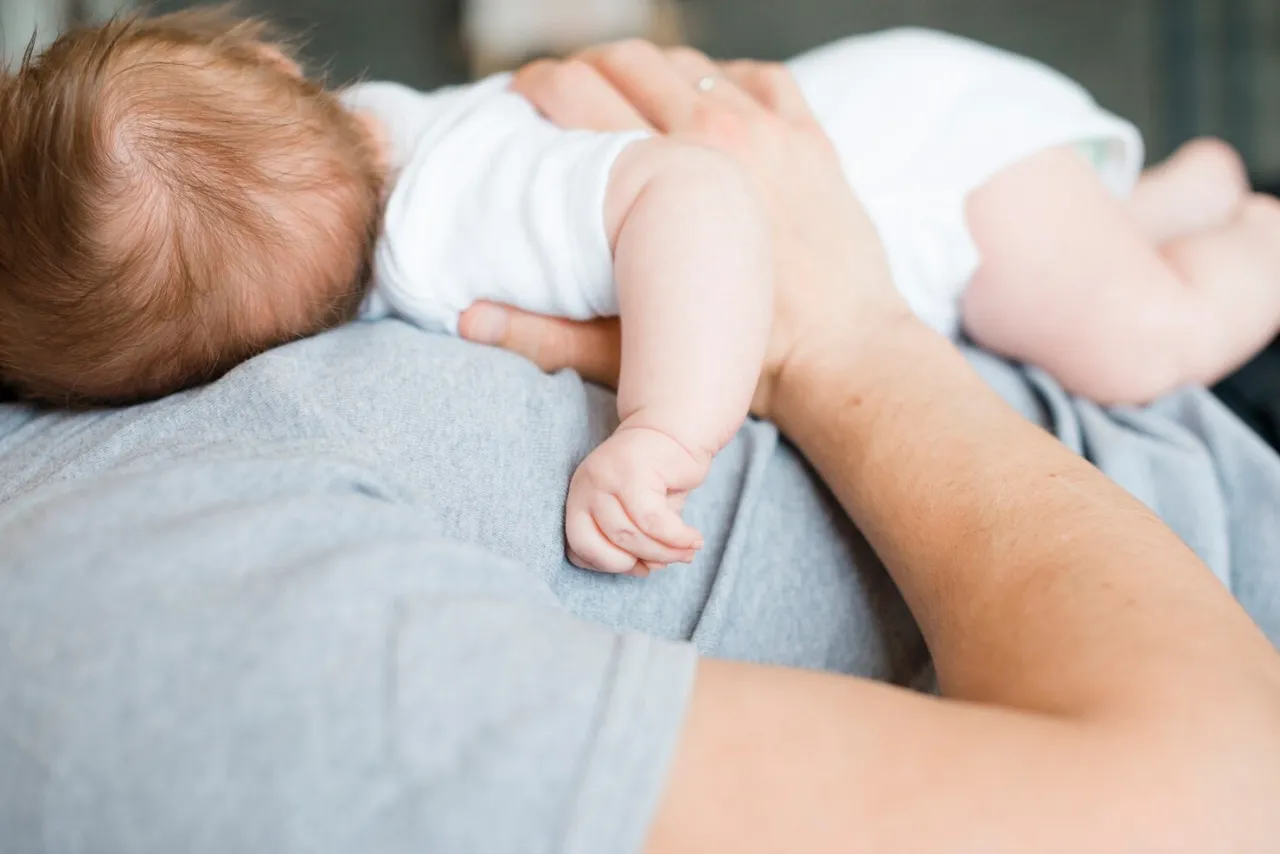 Zdjęcie Jak pomóc niemowlakowi się wypróżnić: skuteczne metody na zaparcia