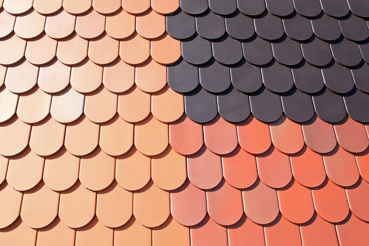 Zdjęcie Dachówka ceramiczna czy blachodachówka – co wybrać, aby uniknąć błędów?