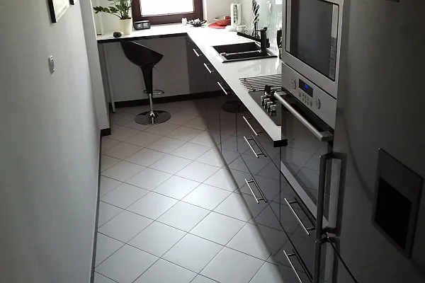 Zdjęcie Jak położyć panele winylowe samoprzylepne bez błędów i z trwałym efektem