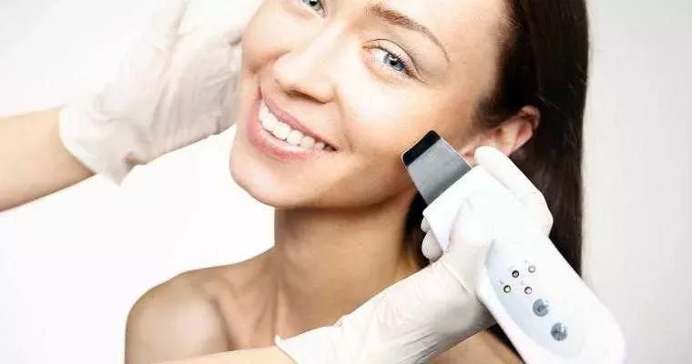 Zdjęcie Peeling kawitacyjny: dla kogo i jakich typów skóry? Poradnik