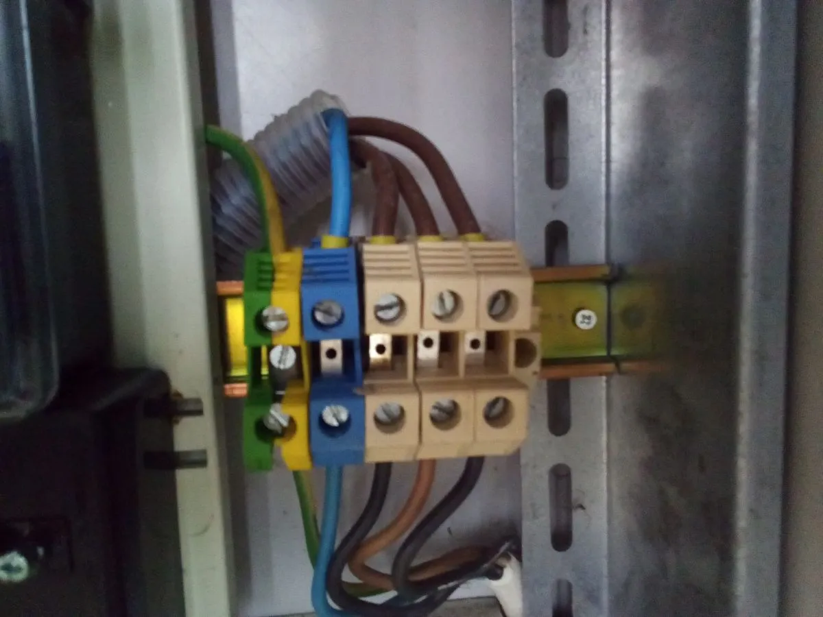 Zdjęcie Jak podłączyć się do skrzynki elektrycznej bez ryzyka porażenia prądem