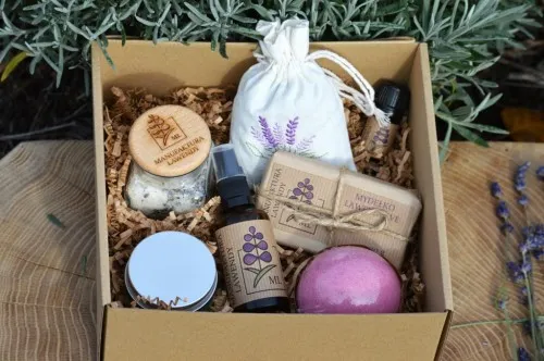 Zdjęcie Jak świeca lawendowa może odmienić Twoje domowe SPA?