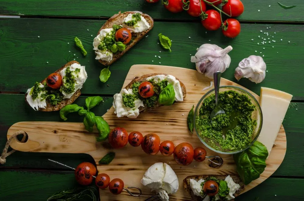 Zdjęcie Czy pesto ze słoika się podgrzewa? Unikaj gorzkiego smaku bazylii