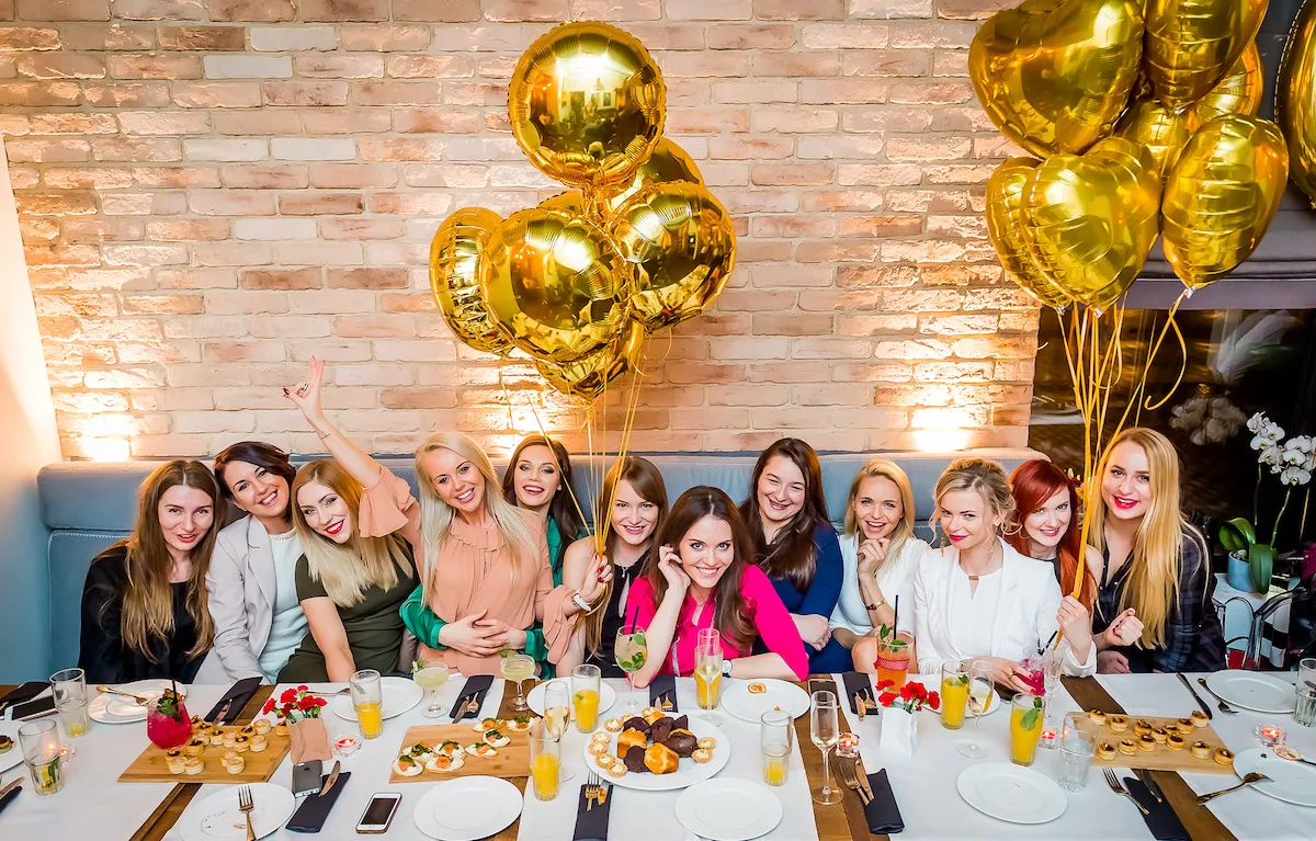 Zdjęcie Stylizacje na 40 urodziny: Modne i eleganckie kreacje, które Cię zachwycą