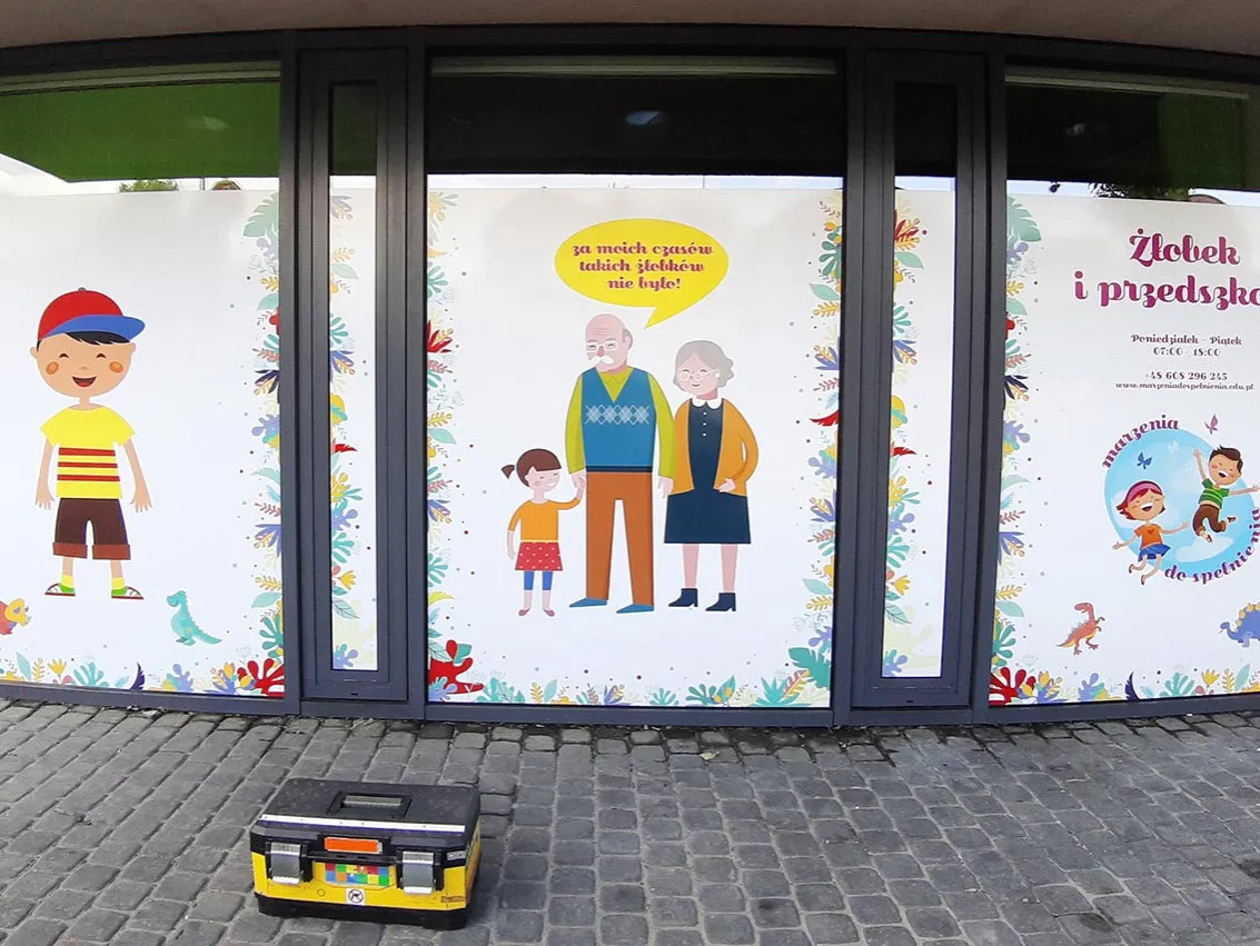 Zdjęcie Druk na folii polimerowej: trwałość i elastyczność w reklamie