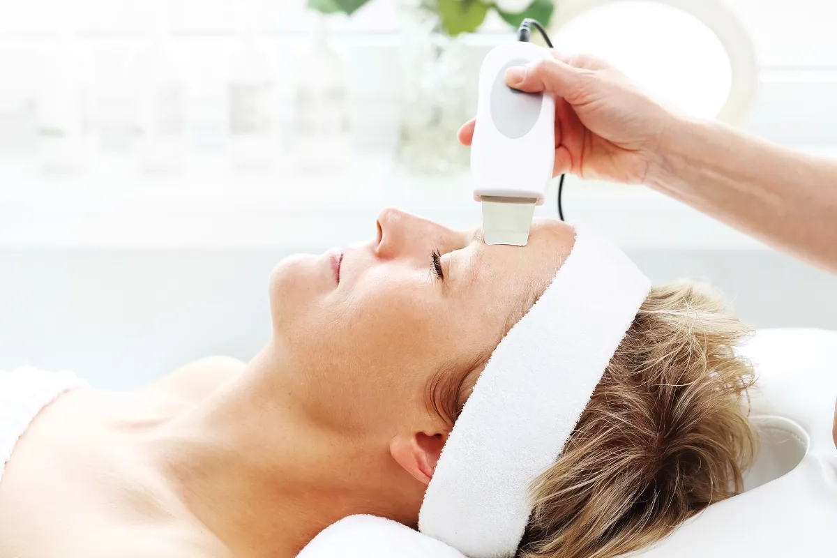 Zdjęcie Peeling kawitacyjny dla kogo? Odkryj idealne typy skóry i korzyści