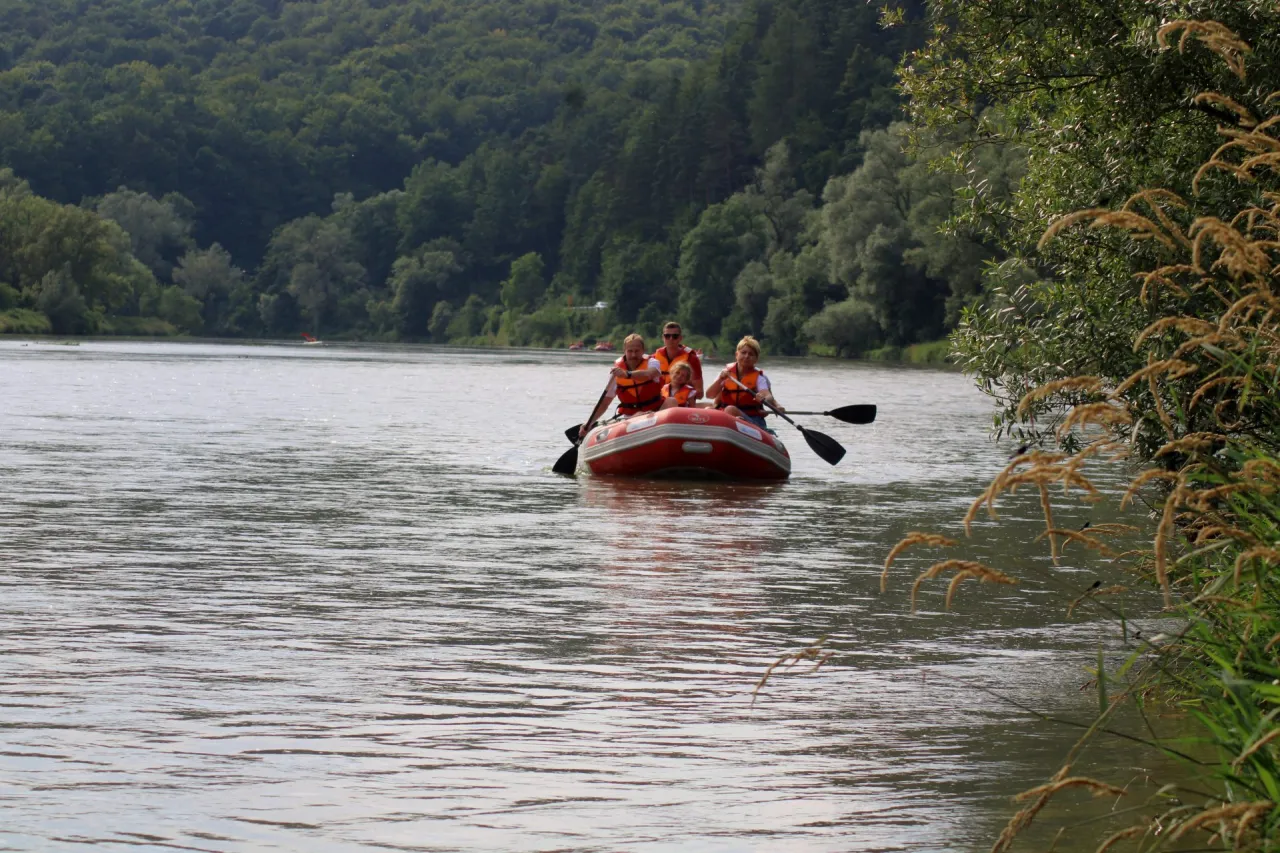 Zdjęcie Spływy kajakowe Bieszczady: Twój przewodnik po Sanie i okolicach