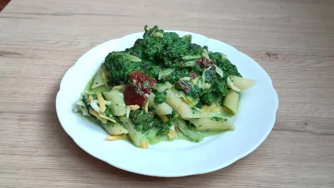 Zdjęcie Pyszny makaron penne ze szpinakiem i suszonymi pomidorami w 30 minut