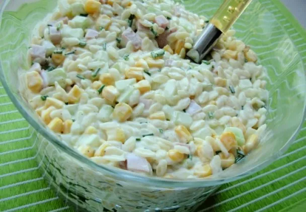 Zdjęcie Szybka sałatka z makaronu ryżowego - prosty przepis na pyszne danie