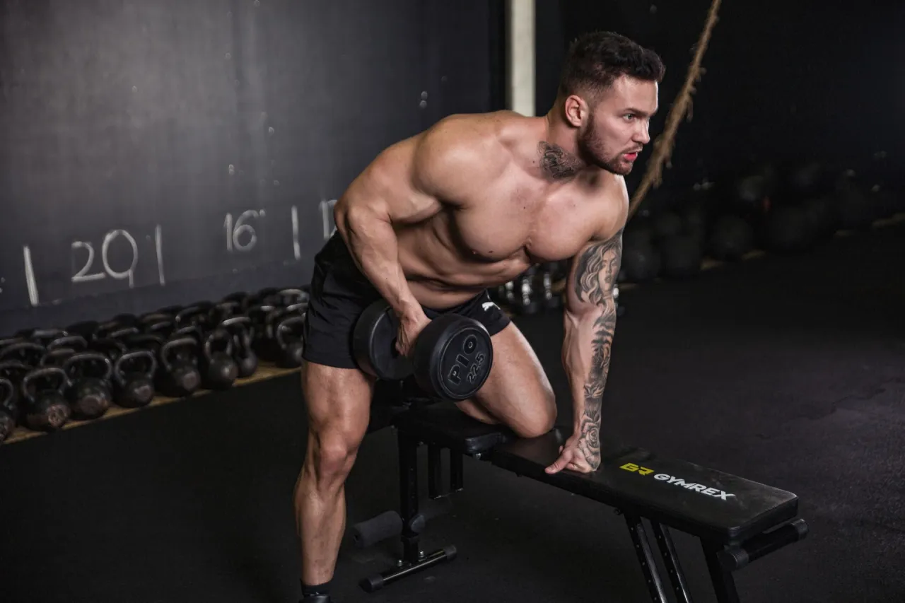 Zdjęcie Ćwiczenia z hantlami: Kompletny przewodnik po budowie siły i rzeźby