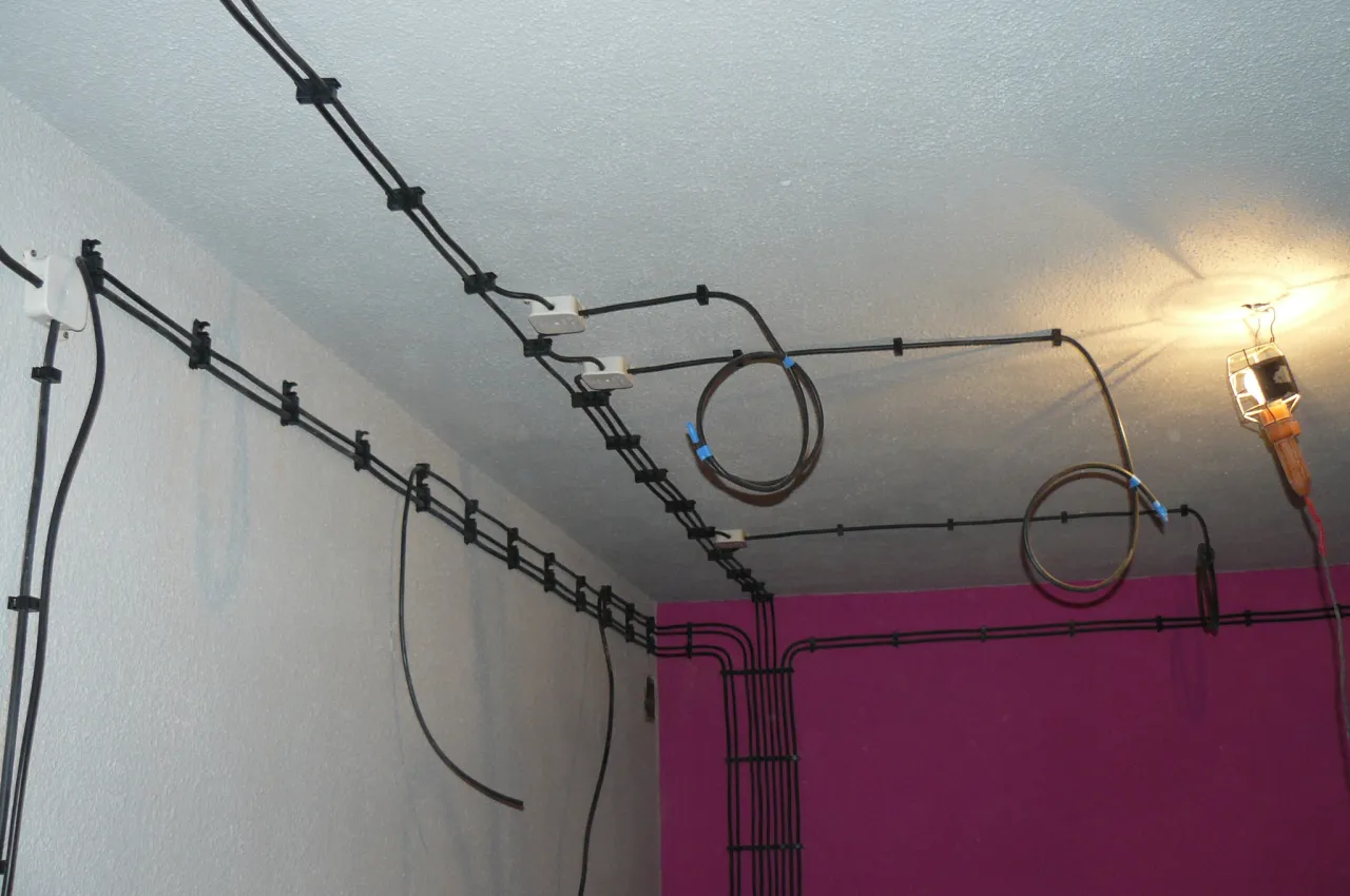 Zdjęcie Prowadzenie kabli po ścianie: 5 skutecznych metod instalacji