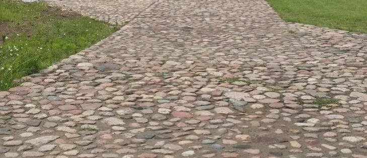 Zdjęcie Jak zrobić podjazd z kamienia polnego – łatwe kroki i porady