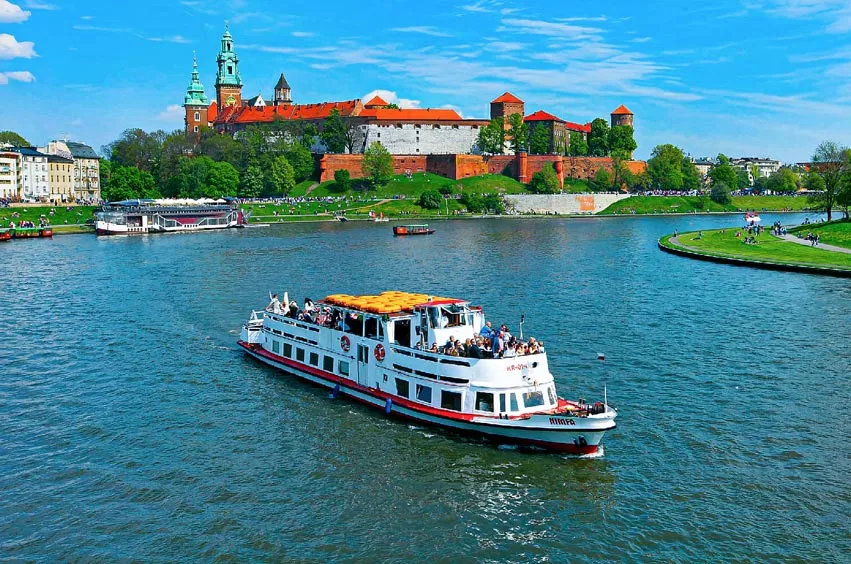 Zdjęcie Ile kosztuje rejs statkiem po Wiśle? Ceny i atrakcje w Krakowie i Warszawie
