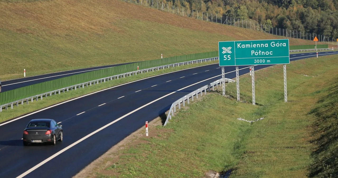 Zdjęcie Ile maksymalnie można jechać na autostradzie? Poznaj ważne limity prędkości
