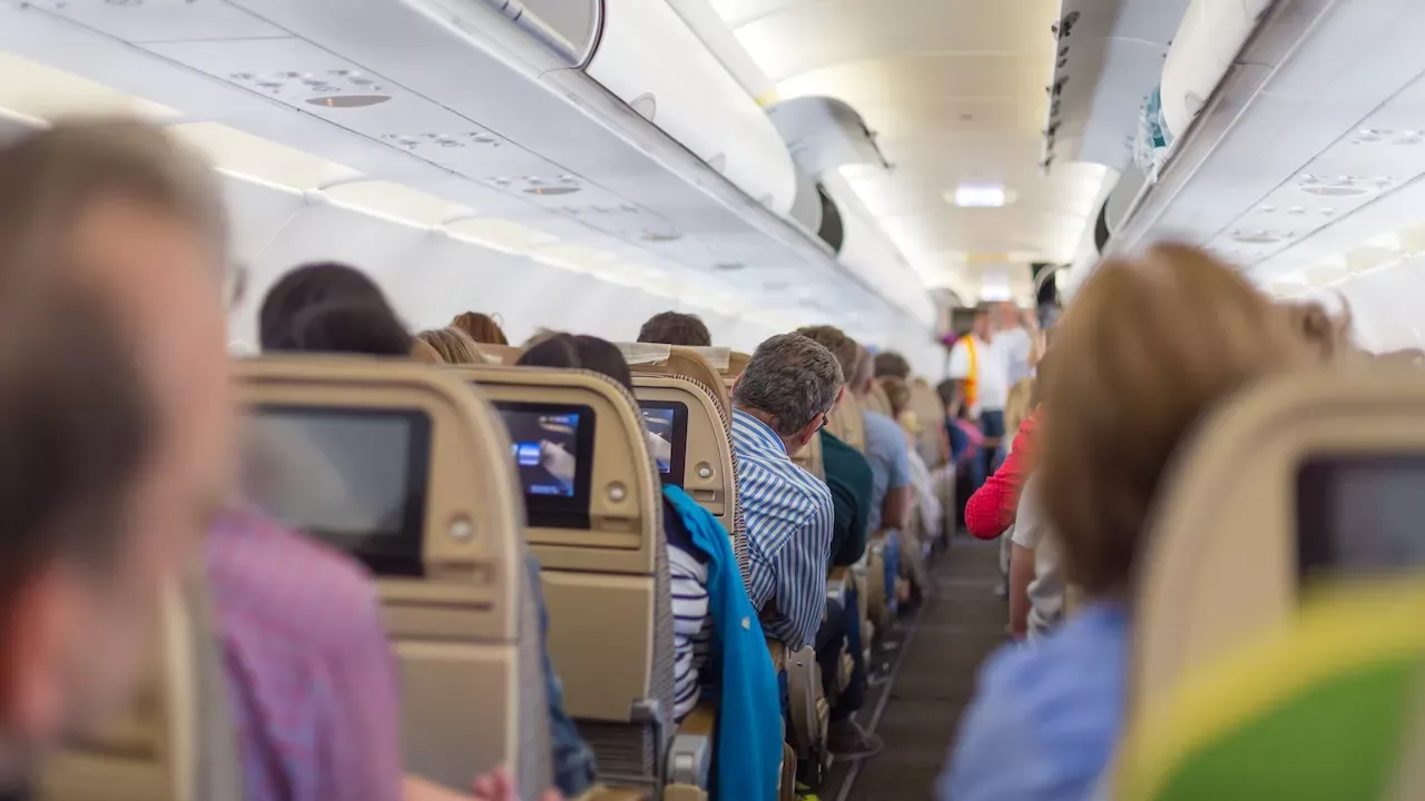 Zdjęcie Ile kosztuje dokupienie bagażu na lotnisku w Wizz Air? Uniknij wysokich opłat