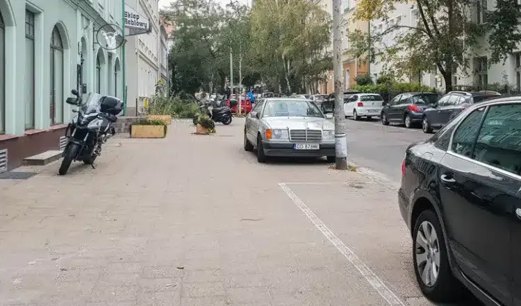 Zdjęcie Ile chodnika przy parkowaniu? Poznaj zasady i uniknij mandatu