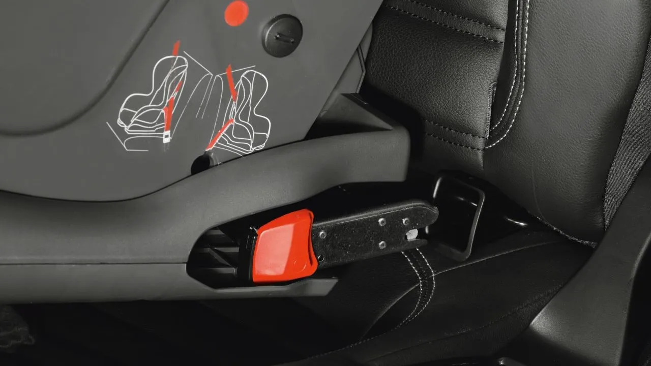 Zdjęcie Czy fotelik z isofix można zamontować pasami? Sprawdź, zanim zainstalujesz