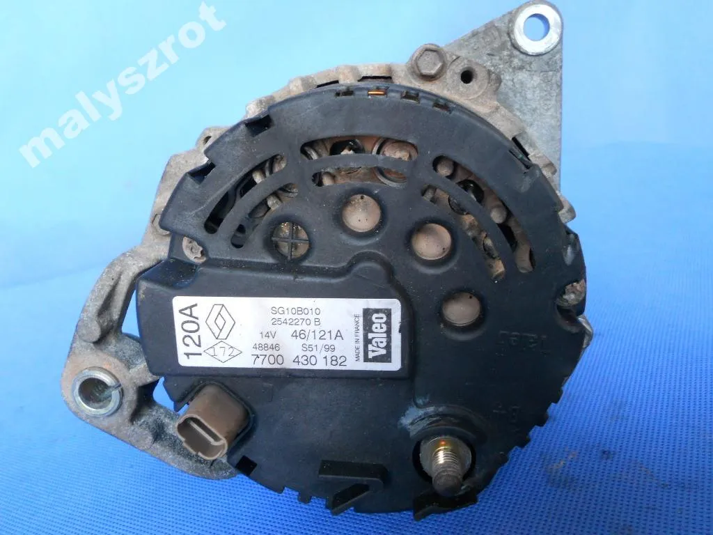 Zdjęcie Jak łatwo i bezpiecznie wyjąć alternator w Renault Megane II – krok po kroku