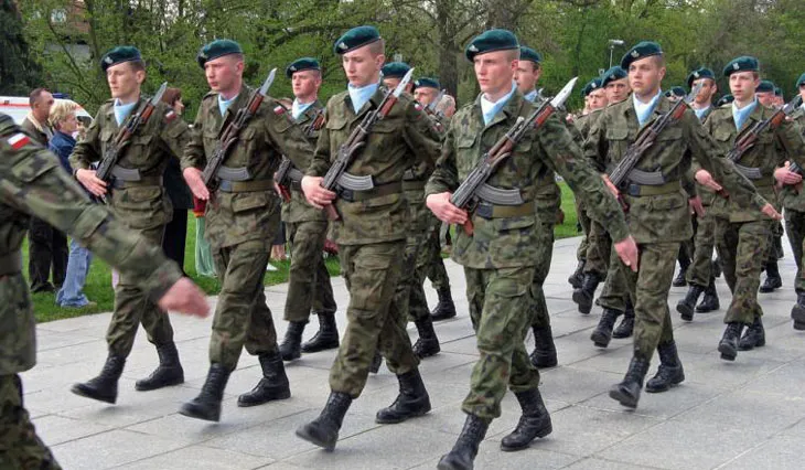 Zdjęcie Co robi żołnierz zawodowy? Poznaj jego kluczowe obowiązki i zadania