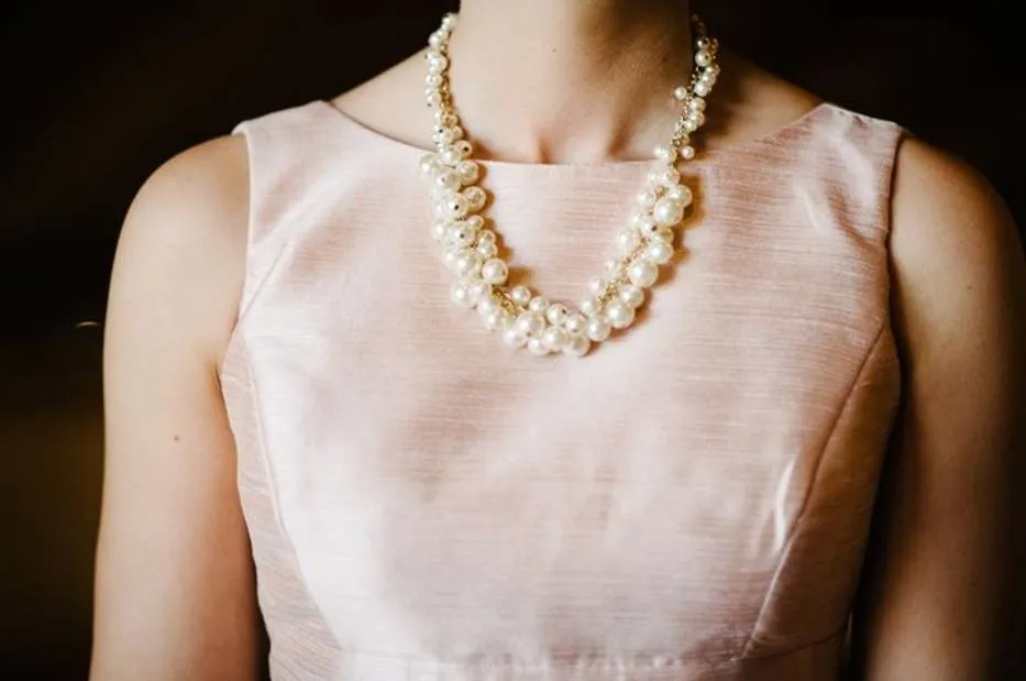 Zdjęcie Jakie naszyjniki najlepiej pasują do okrągłego dekoltu? Unikaj błędów