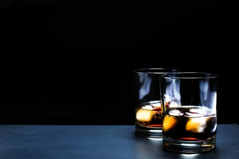 Zdjęcie Ile kalorii ma whisky z colą? Sprawdź, jak wpływa na Twoją dietę!