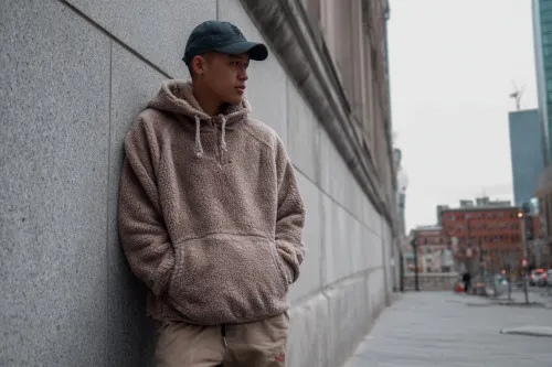 Zdjęcie Bluza hoodie co to znaczy – odkryj jej znaczenie i styl w modzie