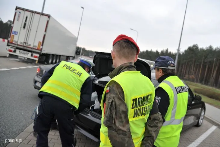 Zdjęcie Czy policja może przeszukać samochód bez nakazu? Sprawdź swoje prawa i obowiązki