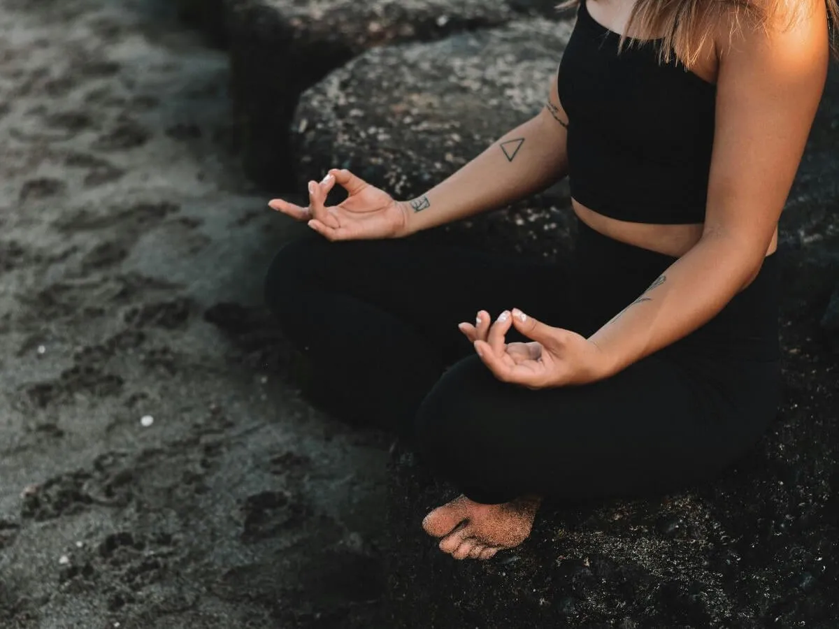 Zdjęcie Co znaczy namaste w jodze? Odkryj jego głębokie znaczenie i siłę