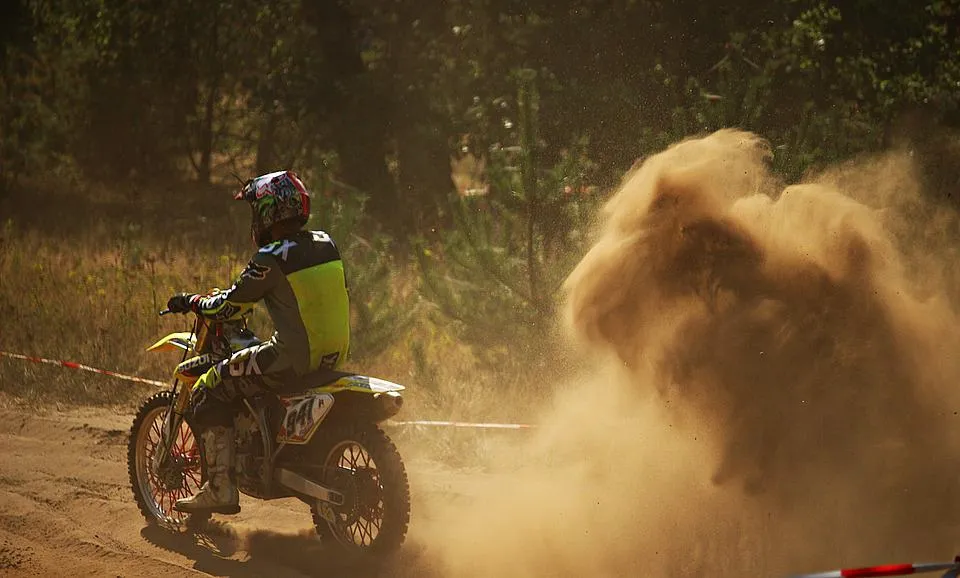 Zdjęcie Czy enduro można jeździć po ulicy? Sprawdź, co musisz wiedzieć