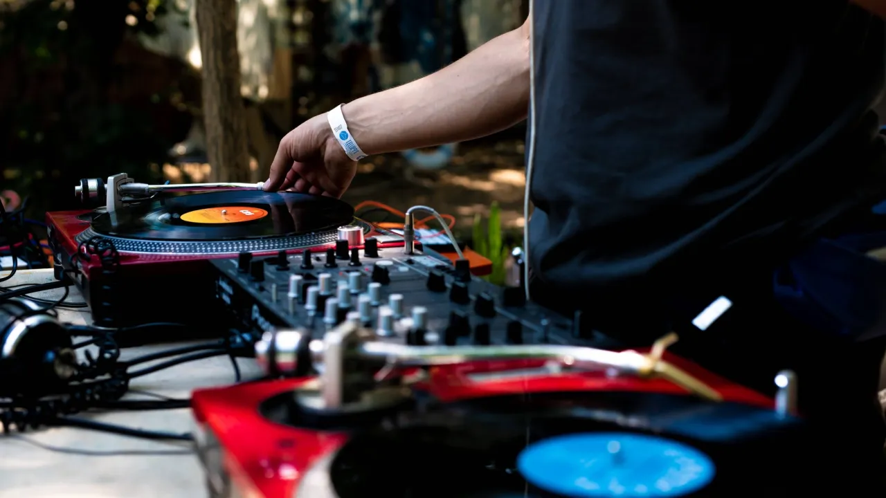 Zdjęcie Ile zarabiają DJ w Polsce? Fakty, które zaskoczą każdego DJ-a