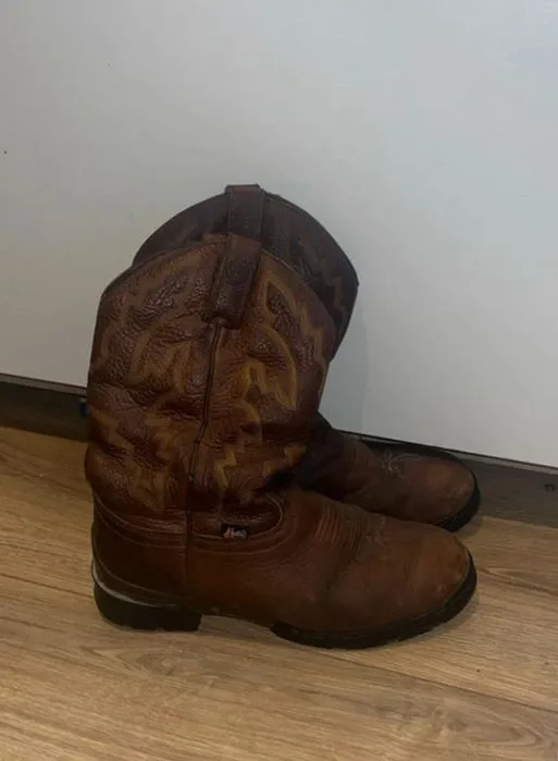 Zdjęcie Kowbojki jeździeckie – jak wybrać idealne buty do jazdy konnej?