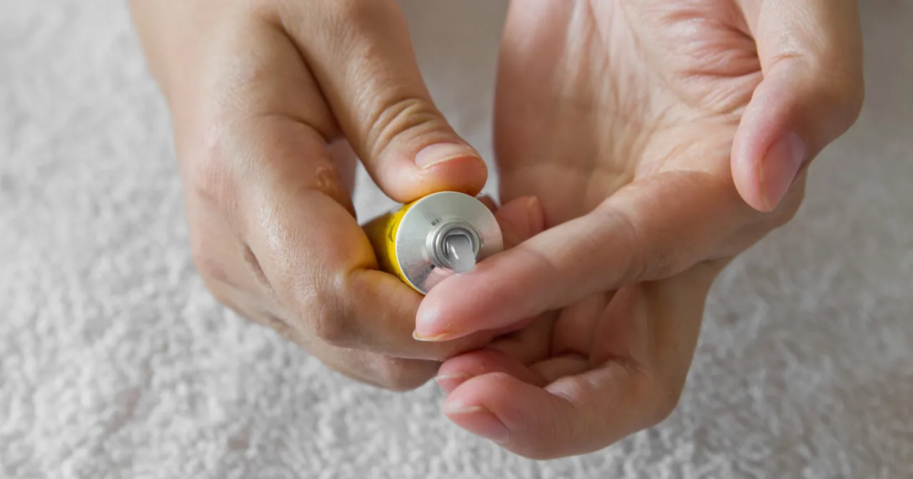 Zdjęcie Jak długo trzymać maść ichtiolową na pryszcze, aby zminimalizować ból?