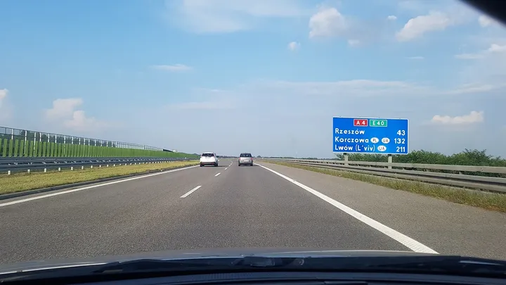 Zdjęcie Jaki odstęp należy zachować podczas wymijania samochodem osobowym?