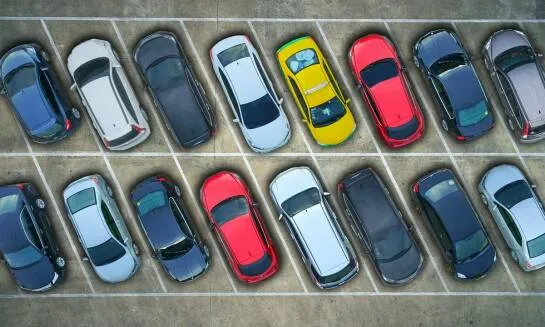 Zdjęcie Kto ma pierwszeństwo na parkingu? Przepisy i porady dotyczące bezpieczeństwa