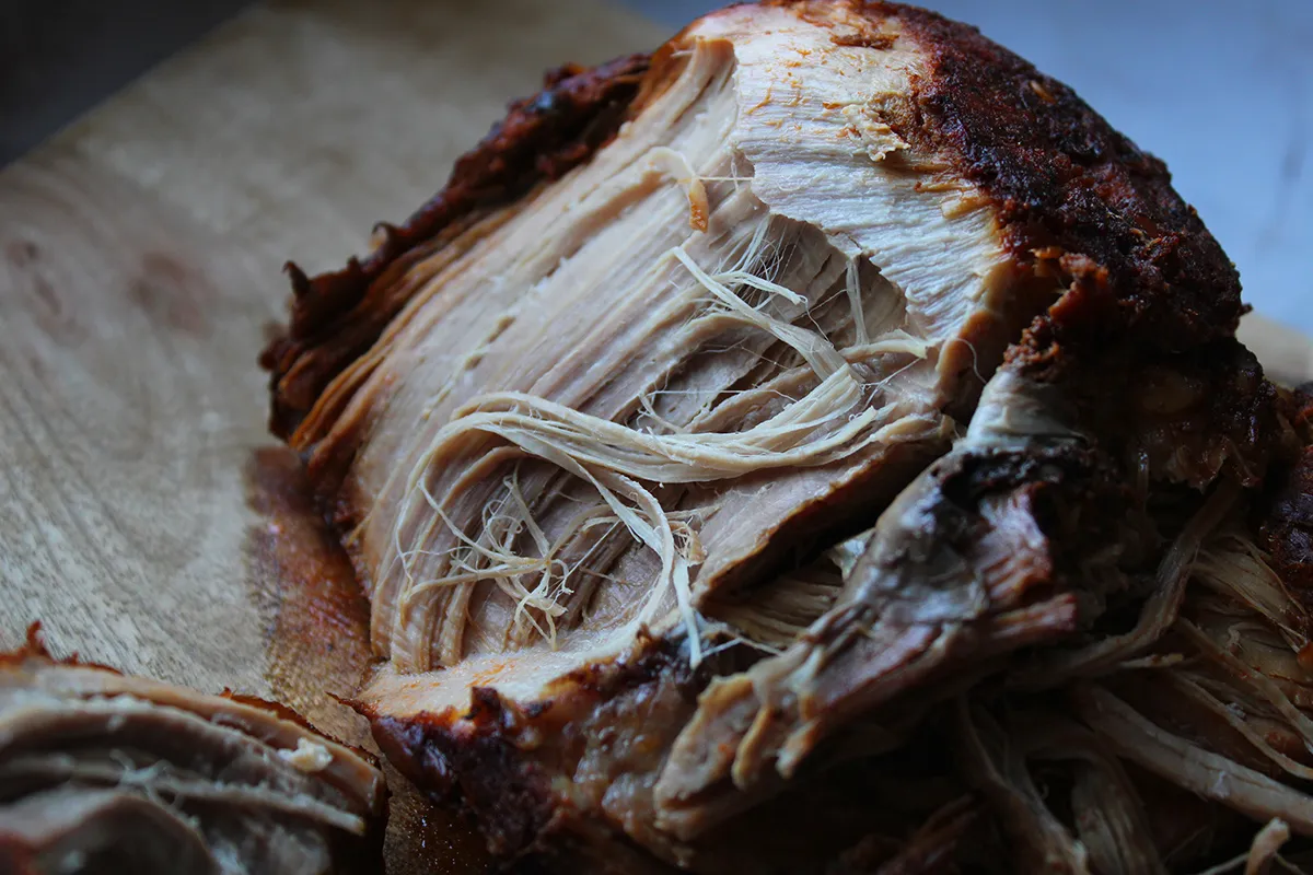 Zdjęcie Szarpana wieprzowina z grilla - idealny przepis na soczyste mięso